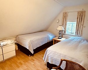 Zweites Schlafzimmer im Akkerduin Ferienhaus Ballum, Ameland mit zwei Einzelbetten auf den Watteninseln.