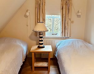 Gemtliches Schlafzimmer mit zwei Betten im Akkerduin Ferienhaus Ballum, Ameland auf den Watteninseln.