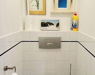 Stilvolles Badezimmer im Akkerduin Ferienhaus Ballum, Ameland mit moderner Ausstattung auf den Watteninseln.