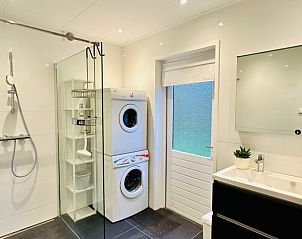 Gerumiges Badezimmer mit Waschmaschine in Akkerduin Ferienhaus Ballum, Ameland auf den Watteninseln.