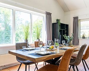 Esszimmer im Ferienhaus Arcoz, Ballum, Ameland mit groen Fenstern und viel Licht.