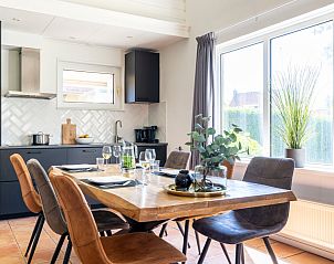 Moderne Kche in Arcoz Ferienhaus, Ballum, Ameland mit Essbereich und Aussicht.