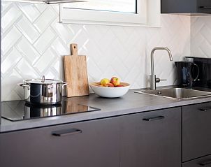 Kchenarbeitsplatte im Ferienhaus Arcoz, Ballum, Ameland mit modernen Gerten.