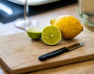 Frische Zitrone und Limette auf einem Schneidebrett im Ferienhaus Arcoz, Ballum, Ameland.