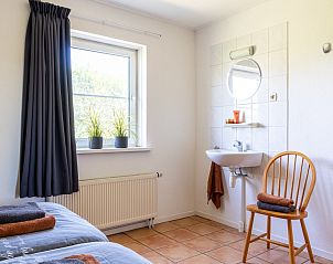 Schlafzimmer mit Waschbecken in Arcoz Ferienhaus, Ballum, Ameland.