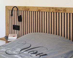 Detail des Bettes mit Holzkopfteil im Ferienhaus Arcoz, Ballum, Ameland.