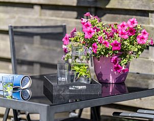 Sonnige Terrasse mit Blumen am Ferienhaus Arcoz, Ballum, Ameland.
