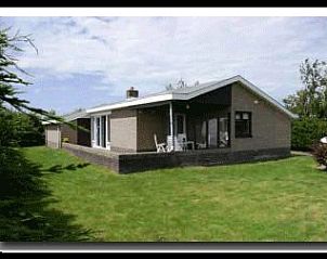 Bungalow Albatros in Ballum on Ameland with spacious garden and terrace for a relaxing stay on the Wadden Islands.