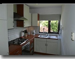 Modern kitchen in bungalow Albatros, Ballum, Ameland, fully equipped for a comfortable stay on the Wadden Islands.