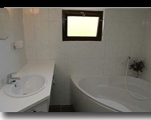 Luxury bathroom with bathtub in vacation home Albatros, Ballum, Ameland for ultimate comfort on the Wadden Islands.