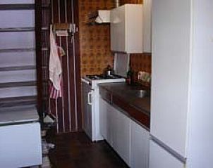 Keuken van vakantiehuis Suzan in Ballum, Ameland met retro inrichting, perfect voor een gezellige maaltijd op de Waddeneilanden.