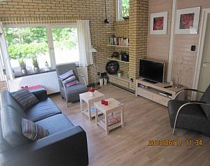 Gezellige woonkamer in De Klipper, vakantiehuis op Ameland, Waddeneilanden.