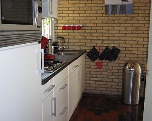 Functionele keuken in De Klipper vakantiehuis, Ballum, Ameland met moderne apparatuur.