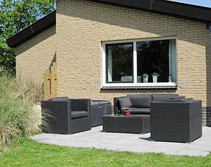 Comfortabel terras bij De Klipper vakantiehuis, Ameland met stijlvolle zitmeubelen.