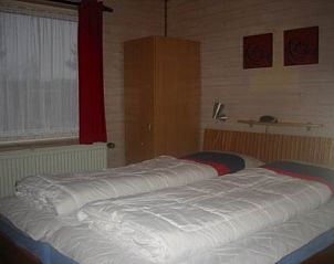 Ruime slaapkamer in De Klipper vakantiehuis, Ballum, Ameland met tweepersoonsbed.