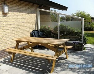 Picknicktafel op het terras van De Klipper vakantiehuis, Ballum, Ameland voor buitenmaaltijden.