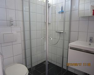 Moderne badkamer in De Klipper vakantiehuis, Ballum, Ameland met douchecabine.