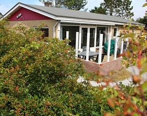 Vakantiehuis Jan Dorus in Buren, Ameland met terras omgeven door natuur.