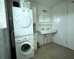 Moderne badkamer in bungalow Jan Dorus, Buren, Ameland met wasmachine.