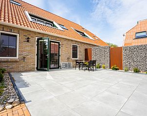 Gerumige Terrasse der Wohnung De Witte Brugh in Buren, Ameland, ideal zum Entspannen im Freien.