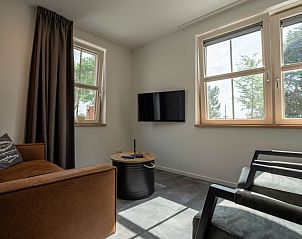 Gemtliches Wohnzimmer der Wohnung von De Witte Brugh in Buren, Ameland, mit viel natrlichem Licht.