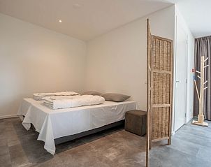 Stilvolles Schlafzimmer in der Wohnung De Witte Brugh, Buren, Ameland, mit ruhigem Ambiente.