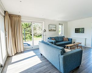 Ruime binnenruimte van Kolibrie vakantiehuis in Buren, Ameland met moderne inrichting.