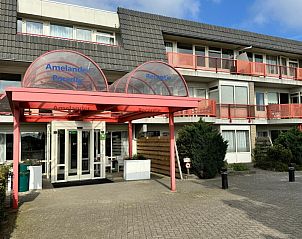 Buitenaanzicht van vakantieappartement Buiten de duinen in Buren, Ameland, met opvallende architectuur.