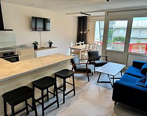 Gezellige woonkamer met open keuken in Buiten de duinen appartement, Buren, Ameland, met veel natuurlijk licht.