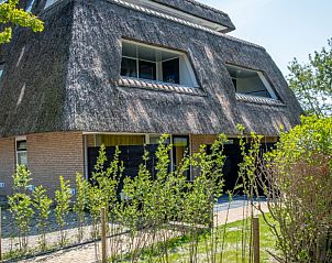 Rieten dak en groene omgeving van Waddenresidentie Ameland appartement in Buren, Waddeneilanden.