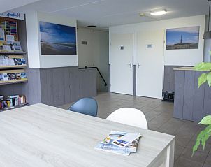 Gezellige binnenruimte van Waddenresidentie Ameland appartement in Buren, Ameland, met comfortabele inrichting.