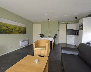 Slaapkamer in Waddenresidentie Ameland appartement in Buren, Ameland, met tweepersoonsbed en serene sfeer.