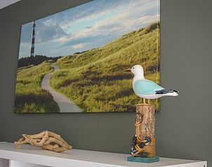 Toegang tot strand nabij Waddenresidentie Ameland in Buren, Ameland, met duinen en blauwe lucht.