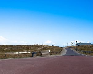 Ruime woonkamer in Waddenresidentie Ameland appartement in Buren, Ameland, met veel natuurlijk licht.