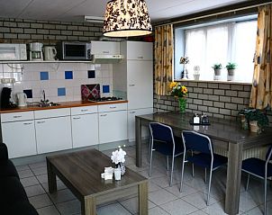 Gezellige keuken en eetruimte in appartement Pondarosa, Buren, Ameland. Ideaal voor een ontspannen verblijf op de Waddeneilanden.