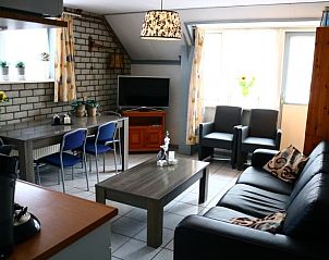 Gezellige woonkamer van appartement Pondarosa in Buren, Ameland met comfortabele zithoek en natuurlijke lichtinval.