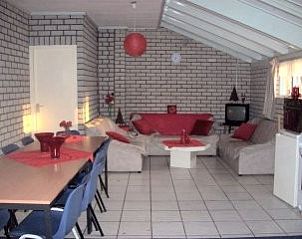 Gezellige binnenruimte van Pondarosa appartement in Buren, Ameland met comfortabele zithoek en eethoek, perfect voor familievakanties.