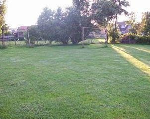 Uitgestrekte groene omgeving bij Pondarosa appartement in Buren, Ameland, ideaal voor natuurliefhebbers op de Waddeneilanden.
