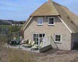 Whirlwind bungalow in Nes, Ameland with sunny terrace and thatched roof, ideal for a relaxing vacation on the Wadden Islands.