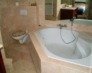 Luxury bathroom with large bathtub in Wervelwind vacation home, Nes, Ameland, for ultimate relaxation on the Wadden Islands.