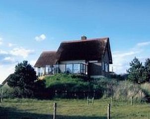 Markerwaard vacation home in Nes, Ameland overlooking green nature and blue sky, ideal for tranquility seekers on the Wadden Islands.
