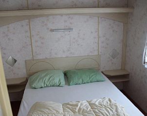 Hoofdslaapkamer in stacaravan nr. 57, Buren, Ameland met tweepersoonsbed