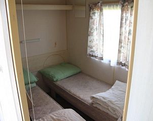 Tweede slaapkamer in stacaravan nr. 57, Buren, Ameland met twee eenpersoonsbedden