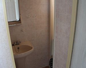 Badkamer in stacaravan nr. 57, Buren, Ameland met wastafel en douche