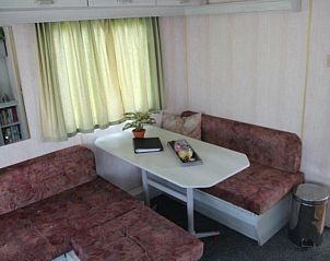 Eethoek in stacaravan nr. 57, Buren, Ameland met tafel en stoelen