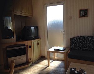 Binnenruimte van stacaravan De Hout, Buren, Ameland met moderne voorzieningen.