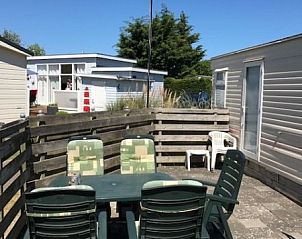 Terras van stacaravan De Hout in Buren, Ameland voor buiten dineren.