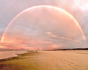 Prachtige regenboog boven het strand van Ameland nabij stacaravan De Hout.