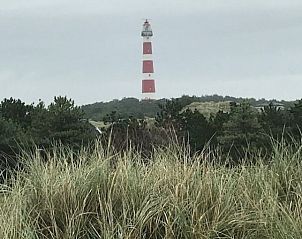 Vuurtoren van Ameland zichtbaar vanuit de omgeving van stacaravan De Hout.