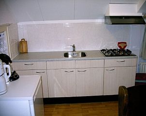 Moderne Kche im Ferienhaus Poolster, gelegen in Buren, Ameland. Perfekt fr kulinarische Erlebnisse auf den Watteninseln.